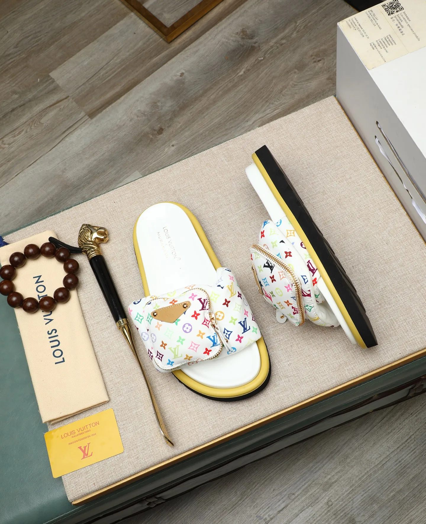 Factory price 360 ​​🐢🐢Men's shoes for couples, with drawer box [LOUIS VUITTON] Louis Vuitton, the latest LV official website printed wallet and men's and women's slippers 🔥🔥🔥 are now on the market. The drawer box is packaged with cloth bags and cards. The upper pattern looks very soft and waxy, and is a super versatile leg slimming tool. Fabric: Imported denim/down silk cotton embossed, LV hardware LOGO, official website pattern printing, lining: water-dyed sheepskin down filling, comfortable to wear, feet: high-elastic PU water platform. Sole: foam sole, heel height: about 5cm. Code number 36-44, (35 45 customized)